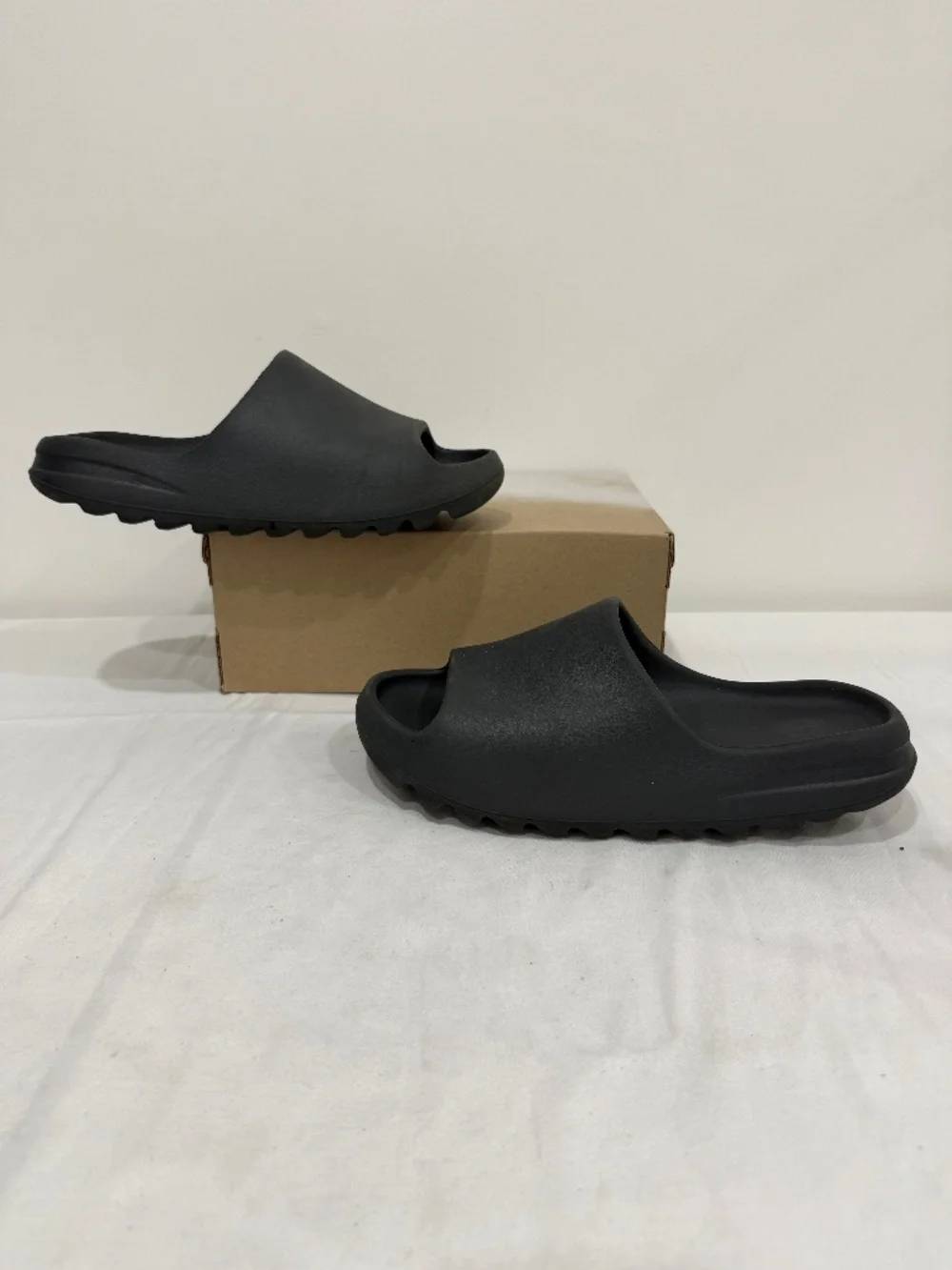 Used W/O Box! Men's Adidas x Yeezy Slides Charcoal Grey Summer Sandals Size 12